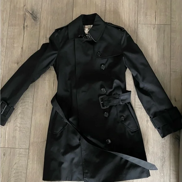 Burberry Elegant Black Trench Coat - Picture 9 of 11